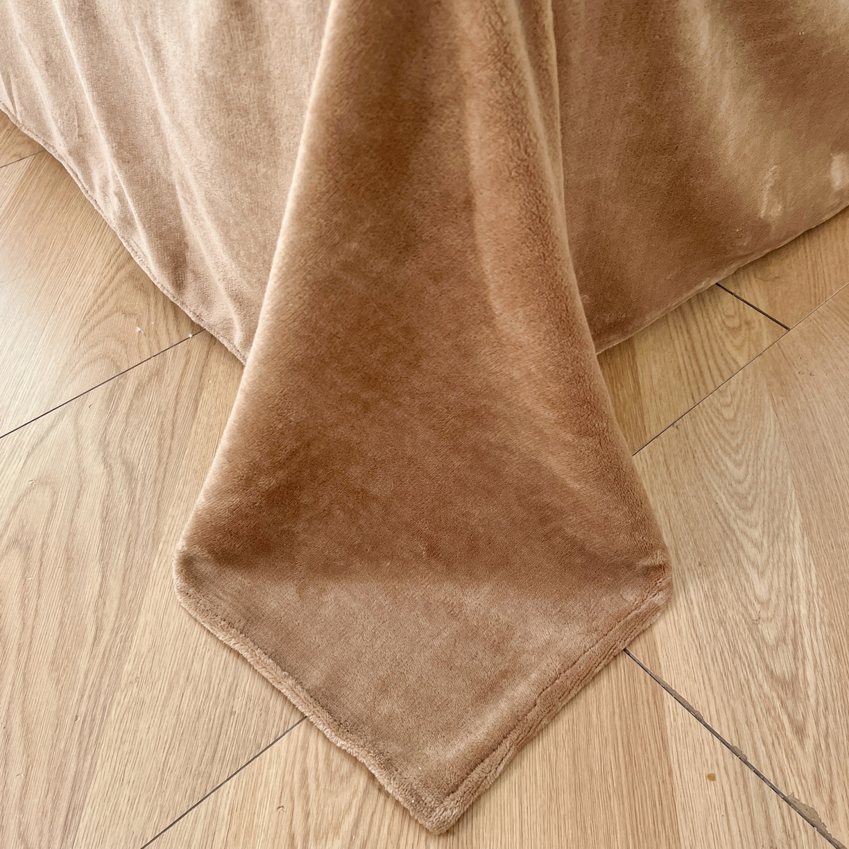 91家纺网 家纺一手货源 找家纺 金爱家 2025新款全消光牛奶绒A类赫本风纯色獭兔毛绒立体牛奶绒四件套 兔毛-云纹咖色