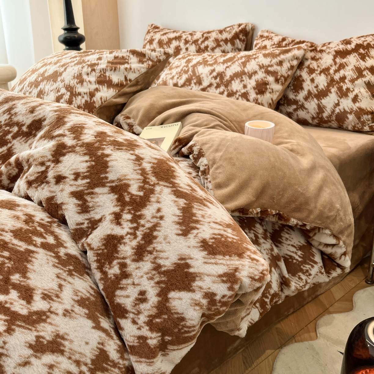 91家纺网 家纺一手货源 找家纺 金爱家 2025新款全消光牛奶绒A类赫本风纯色獭兔毛绒立体牛奶绒四件套 兔毛-云纹咖色