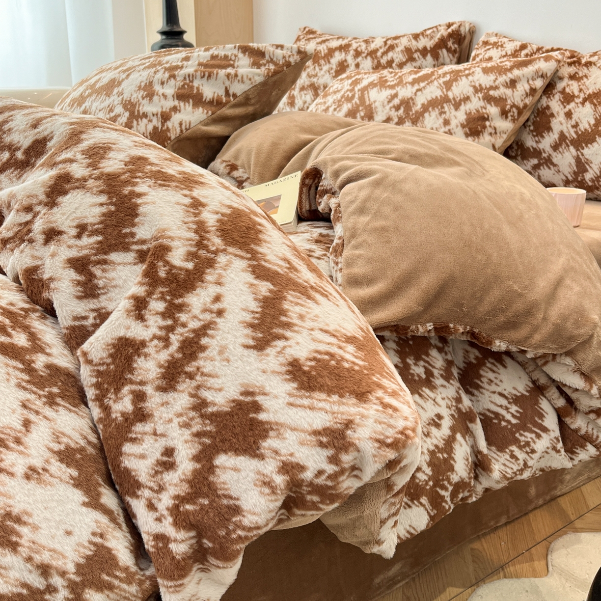 91家纺网 家纺一手货源 找家纺 金爱家 2025新款全消光牛奶绒A类赫本风纯色獭兔毛绒立体牛奶绒四件套 兔毛-云纹咖色