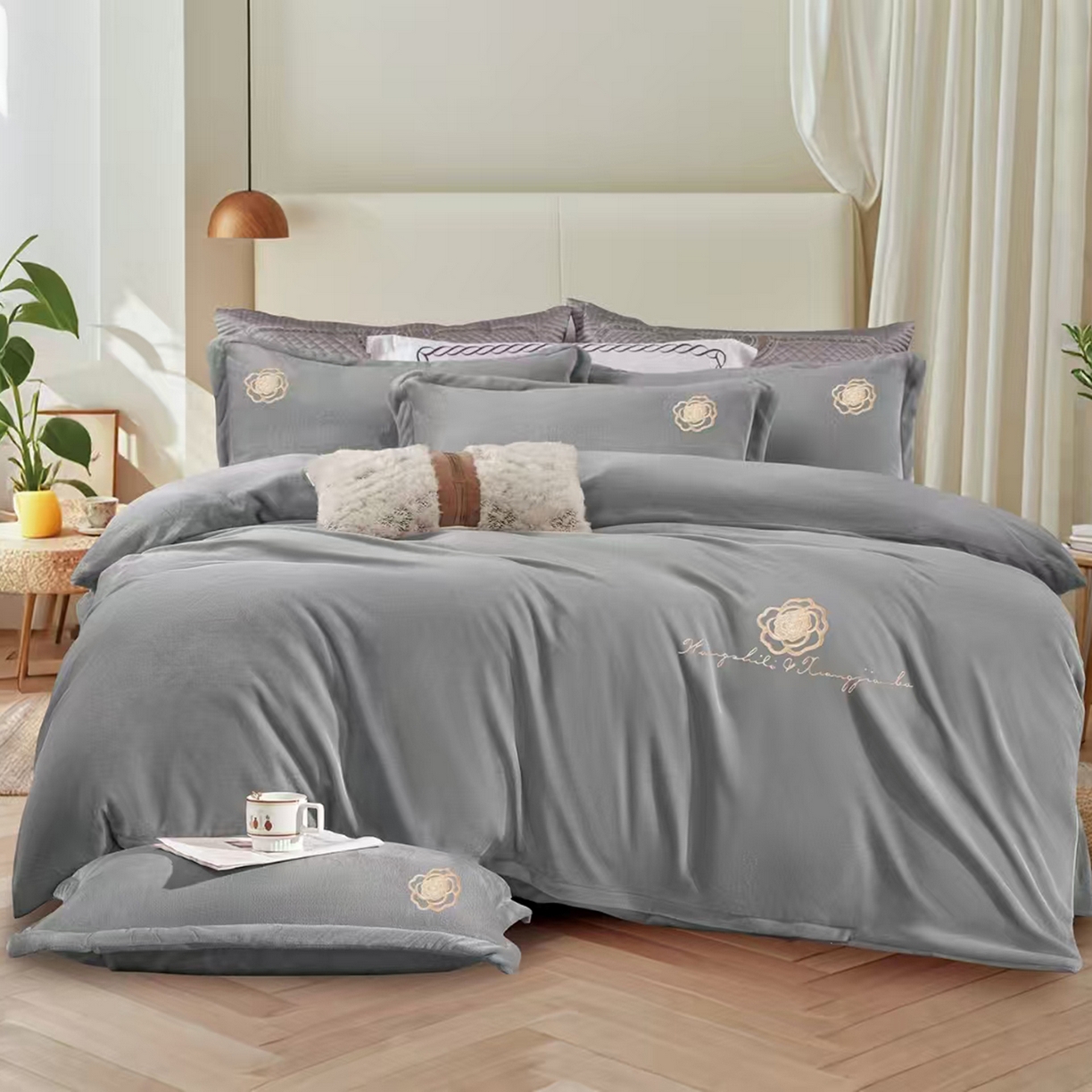 91家纺网 家纺一手货源 找家纺 小叮当家纺仓储工厂店 2025新款亲肤舒适加厚刺绣款牛奶绒四件套 灰色