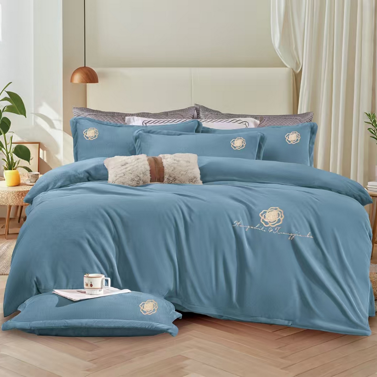 91家纺网 家纺一手货源 找家纺 小叮当家纺仓储工厂店 2025新款亲肤舒适加厚刺绣款牛奶绒四件套 蓝色