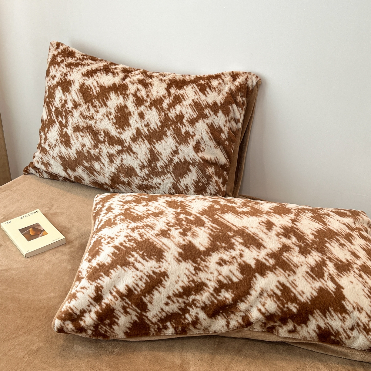 91家纺网 家纺一手货源 找家纺 金爱家 2025新款全消光牛奶绒A类赫本风纯色獭兔毛绒立体牛奶绒四件套 兔毛-云纹咖色