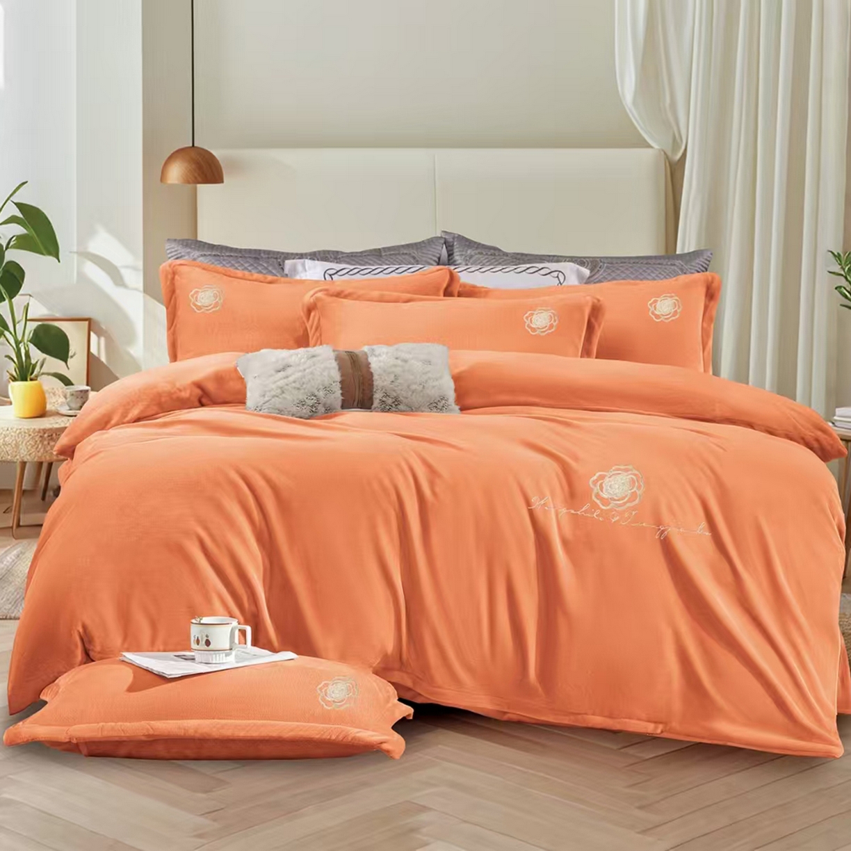 91家纺网 家纺一手货源 找家纺 小叮当家纺仓储工厂店 2025新款亲肤舒适加厚刺绣款牛奶绒四件套 橙色