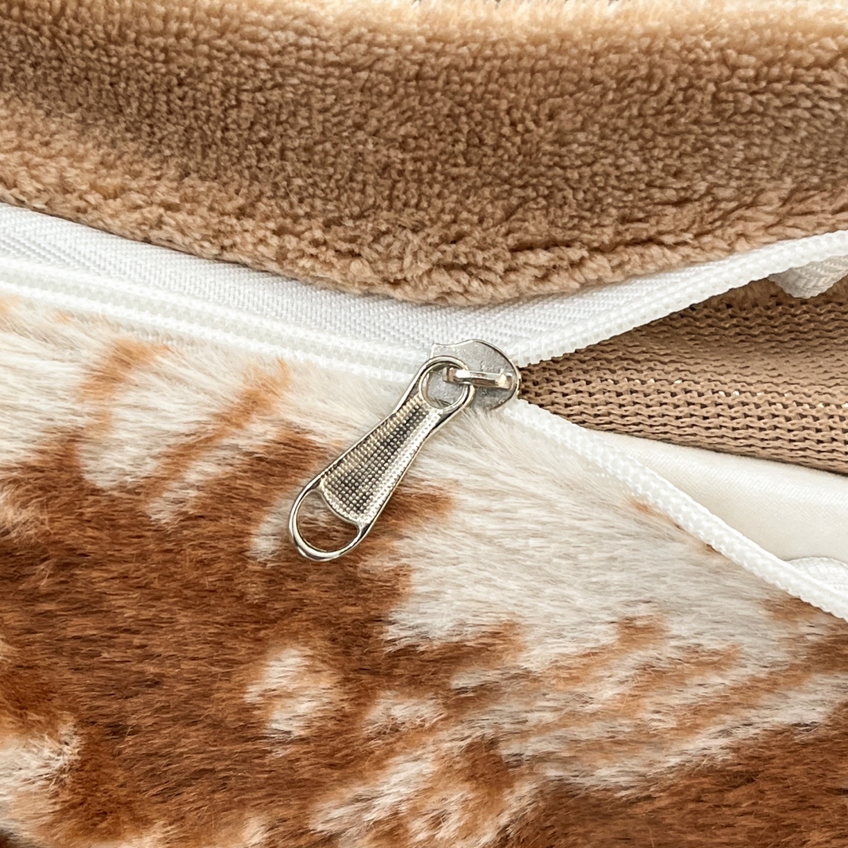 91家纺网 家纺一手货源 找家纺 金爱家 2025新款全消光牛奶绒A类赫本风纯色獭兔毛绒立体牛奶绒四件套 兔毛-云纹咖色