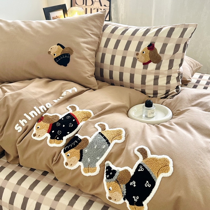 91家纺网 家纺一手货源 找家纺 如意朵 2025新款全棉纯棉磨毛绣花四件套-风格一 复古小狗