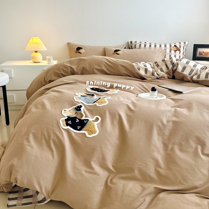 91家纺网 家纺一手货源 找家纺 如意朵 2025新款全棉纯棉磨毛绣花四件套-风格一 复古小狗