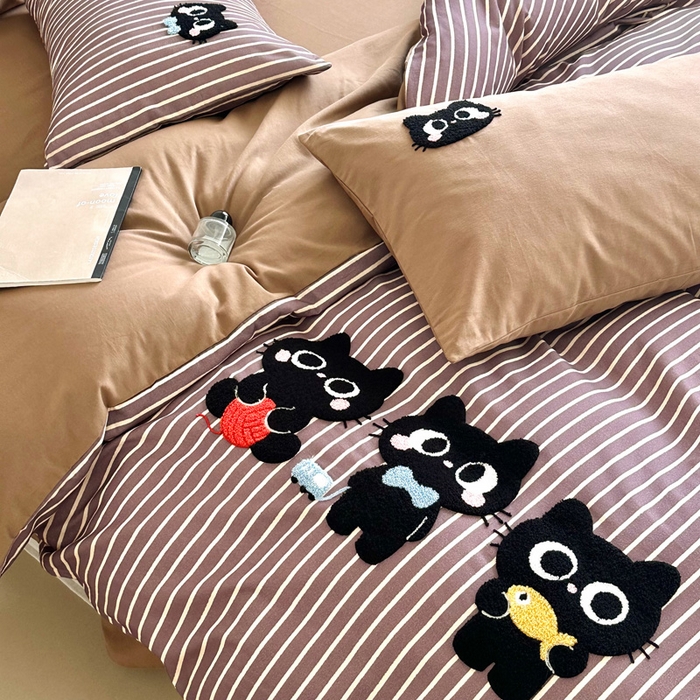 91家纺网 家纺一手货源 找家纺 如意朵 2025新款全棉纯棉磨毛绣花四件套-风格一 猫咪一家