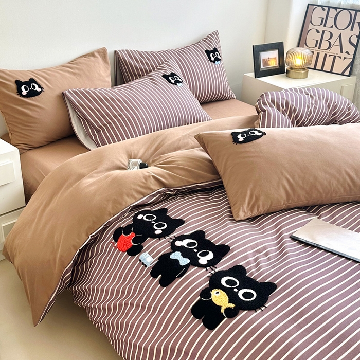 91家纺网 家纺一手货源 找家纺 如意朵 2025新款全棉纯棉磨毛绣花四件套-风格一 猫咪一家