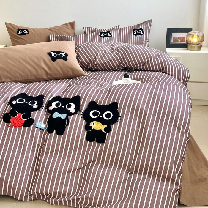 91家纺网 家纺一手货源 找家纺 如意朵 2025新款全棉纯棉磨毛绣花四件套-风格一 猫咪一家