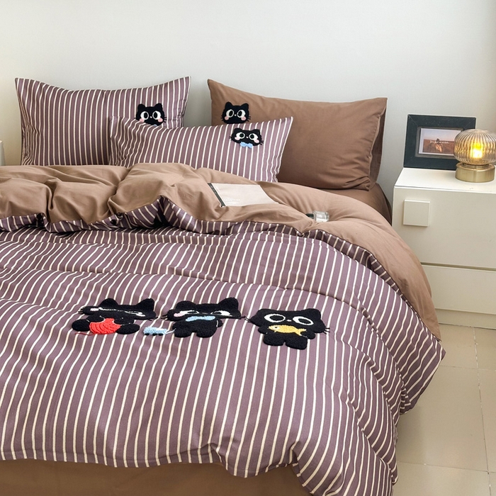 91家纺网 家纺一手货源 找家纺 如意朵 2025新款全棉纯棉磨毛绣花四件套-风格一 猫咪一家