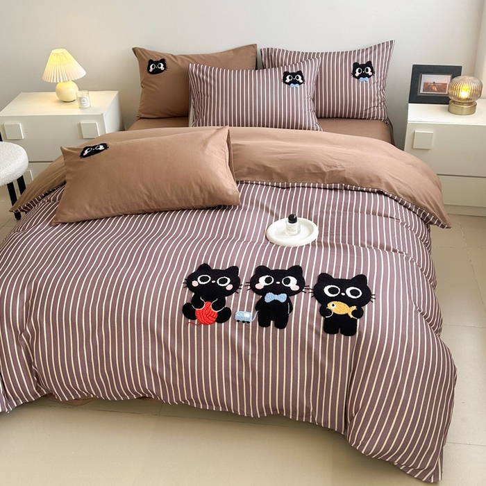 91家纺网 家纺一手货源 找家纺 如意朵 2025新款全棉纯棉磨毛绣花四件套-风格一 猫咪一家