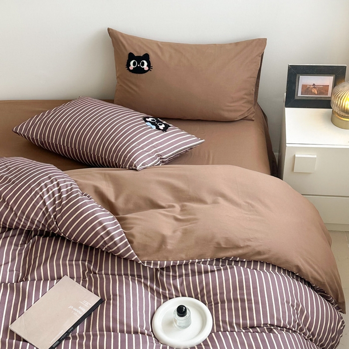 91家纺网 家纺一手货源 找家纺 如意朵 2025新款全棉纯棉磨毛绣花四件套-风格一 猫咪一家