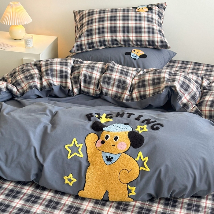 91家纺网 家纺一手货源 找家纺 如意朵 2025新款全棉纯棉磨毛绣花四件套-风格一 加油小狗