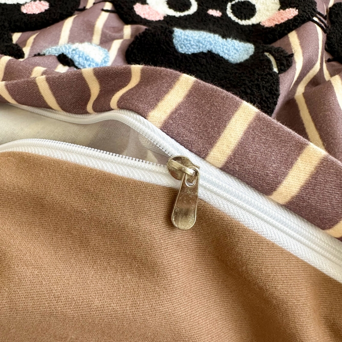 91家纺网 家纺一手货源 找家纺 如意朵 2025新款全棉纯棉磨毛绣花四件套-风格一 猫咪一家