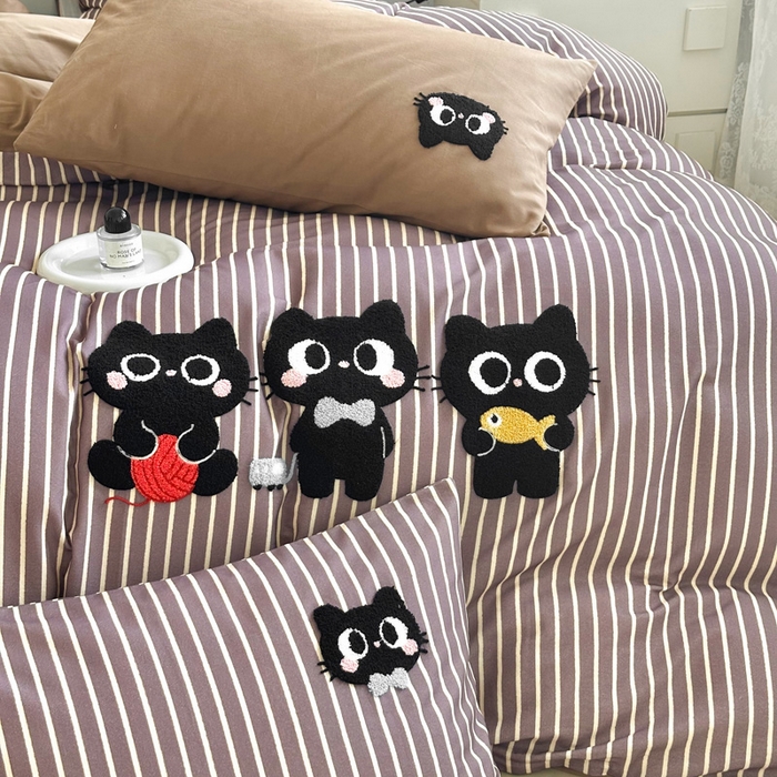 91家纺网 家纺一手货源 找家纺 如意朵 2025新款全棉纯棉磨毛绣花四件套-风格一 猫咪一家