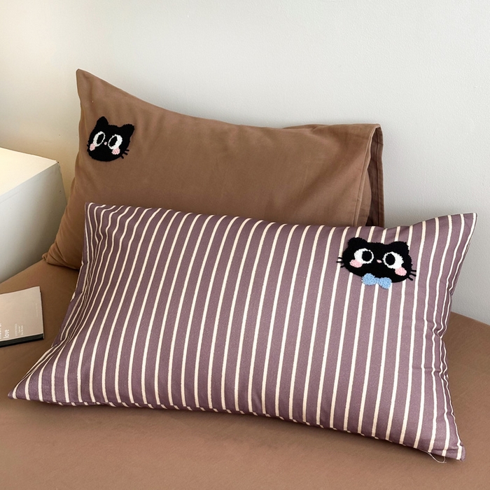 91家纺网 家纺一手货源 找家纺 如意朵 2025新款全棉纯棉磨毛绣花四件套-风格一 猫咪一家