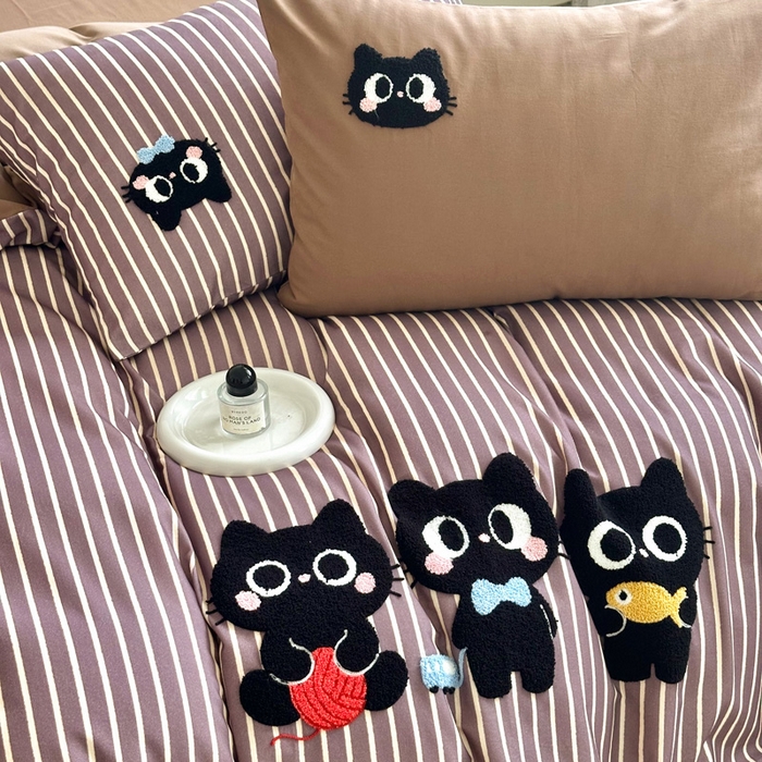 91家纺网 家纺一手货源 找家纺 如意朵 2025新款全棉纯棉磨毛绣花四件套-风格一 猫咪一家