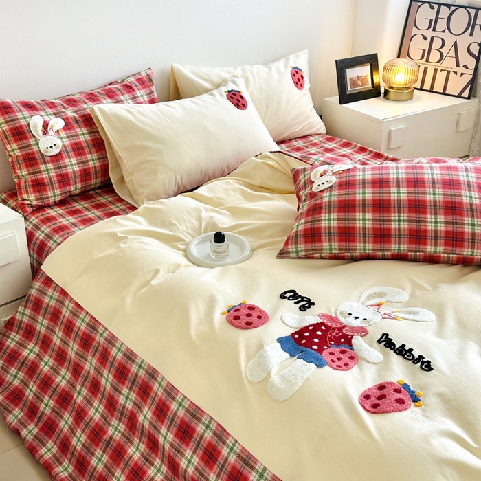 91家纺网 家纺一手货源 找家纺 如意朵 2025新款全棉纯棉磨毛绣花四件套-风格一 草莓兔兔