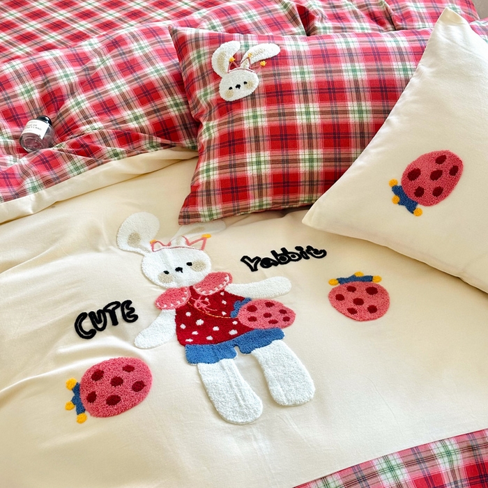 91家纺网 家纺一手货源 找家纺 如意朵 2025新款全棉纯棉磨毛绣花四件套-风格一 草莓兔兔