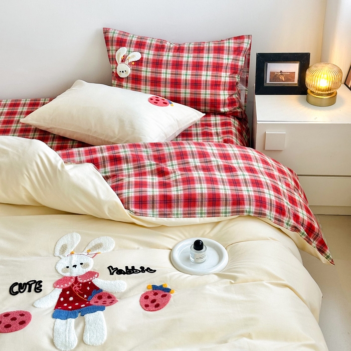 91家纺网 家纺一手货源 找家纺 如意朵 2025新款全棉纯棉磨毛绣花四件套-风格一 草莓兔兔