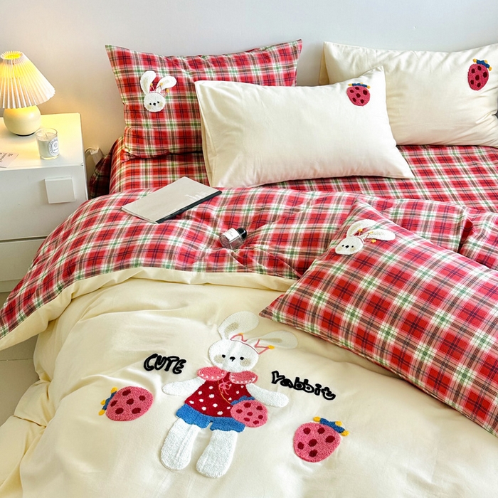 91家纺网 家纺一手货源 找家纺 如意朵 2025新款全棉纯棉磨毛绣花四件套-风格一 草莓兔兔