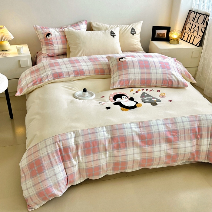 91家纺网 家纺一手货源 找家纺 如意朵 2025新款全棉纯棉磨毛绣花四件套-风格一 音乐企鹅