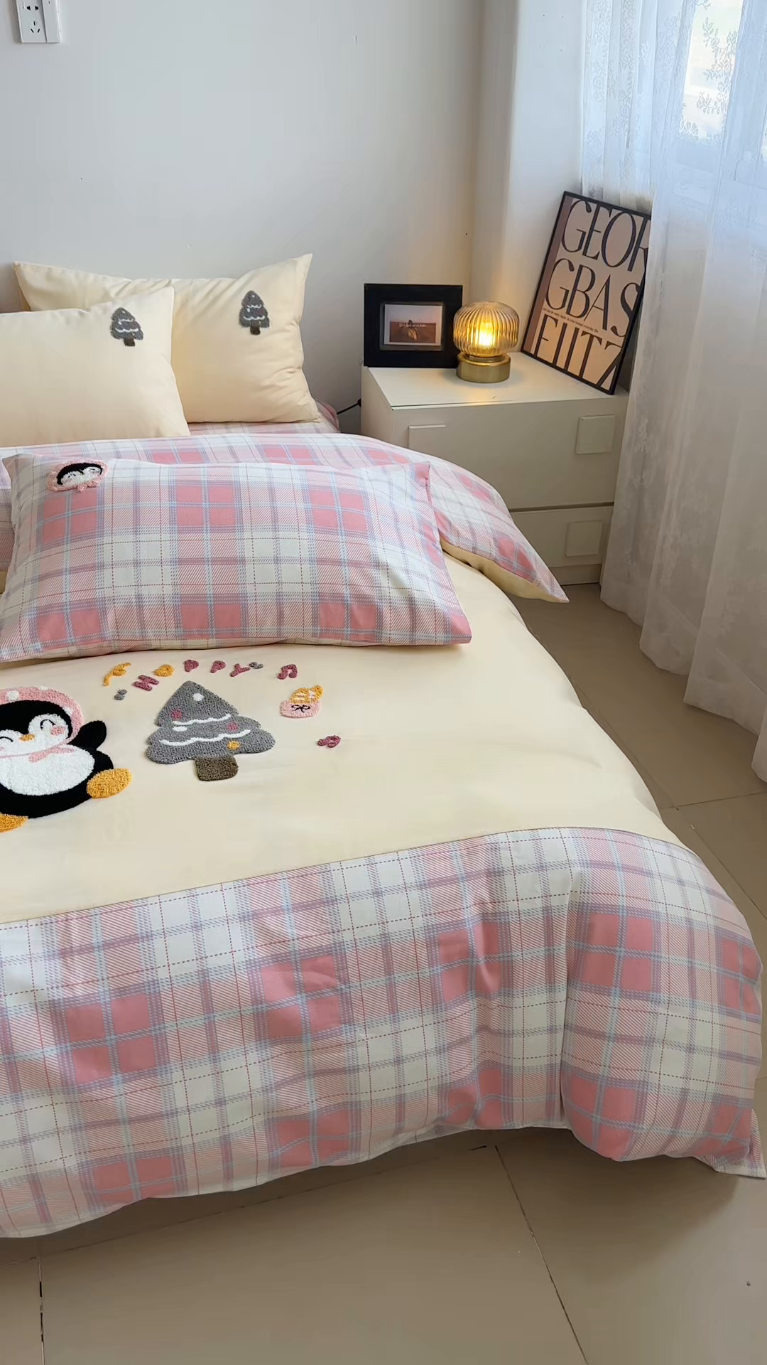 91家纺网 家纺一手货源 找家纺 如意朵 2025新款全棉纯棉磨毛绣花四件套-风格一 音乐企鹅