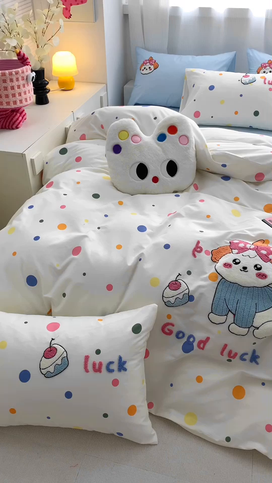 91家纺网 家纺一手货源 找家纺 如意朵 2025新款全棉纯棉小清新印花加绣花四件套 蜜糖狗