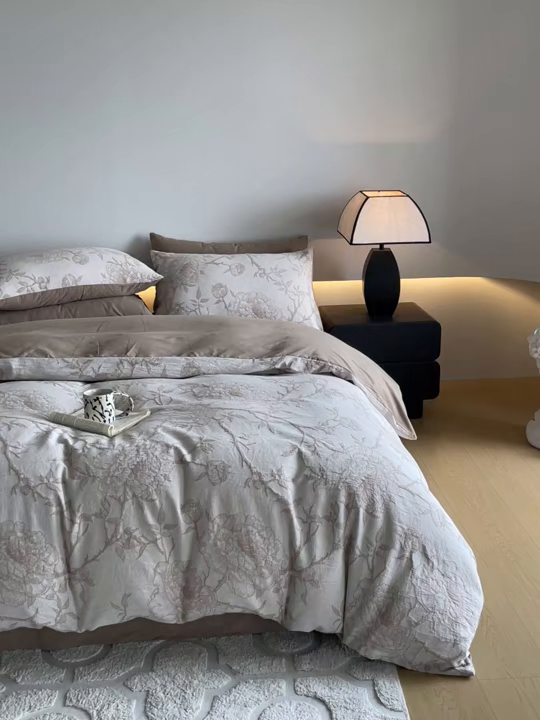 91家纺网 家纺一手货源 找家纺 小叮当家纺仓储工厂店 2025新款(买家秀 不断货)A类亲肤全棉纯棉色织大提花磨毛四件套床单床笠-花漾 山花烂漫-灰