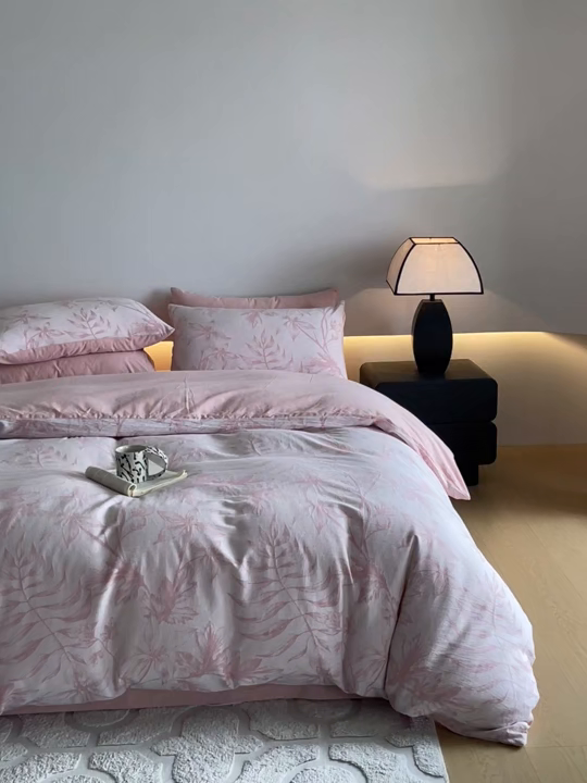 91家纺网 家纺一手货源 找家纺 小叮当家纺仓储工厂店 2025新款(买家秀 不断货)A类亲肤全棉纯棉色织大提花磨毛四件套床单床笠-花漾 花间入梦-粉