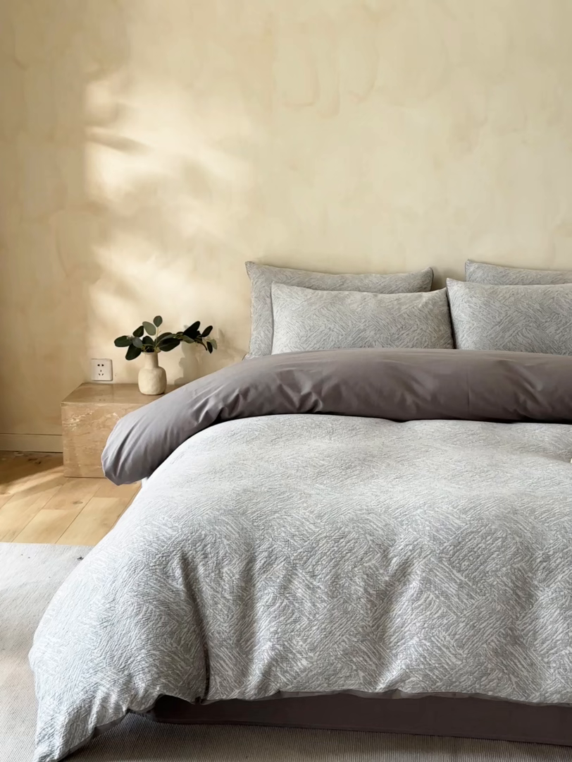 91家纺网 家纺一手货源 找家纺 小叮当家纺仓储工厂店 2025新款(买家秀 不断货)亲肤A类母婴级全棉纯棉三层纱色织提花磨毛四件套素影 素影-本色-灰