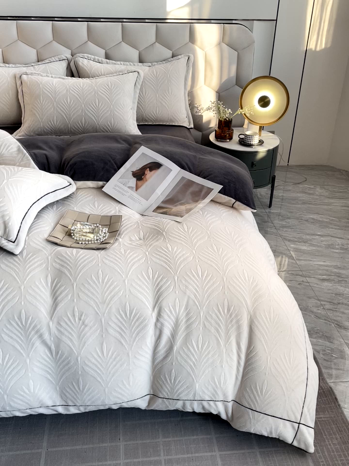 91家纺网 家纺一手货源 找家纺 （总）慕希家纺 2025新款高克重牛奶绒雕花四件套-秘境