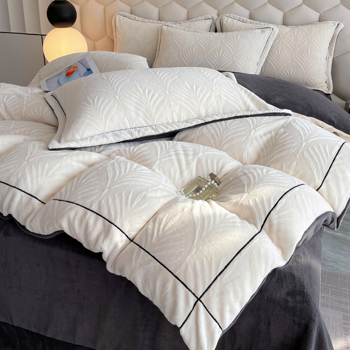 91家纺网 家纺一手货源 找家纺 （总）慕希家纺 2025新款高克重牛奶绒雕花四件套-秘境