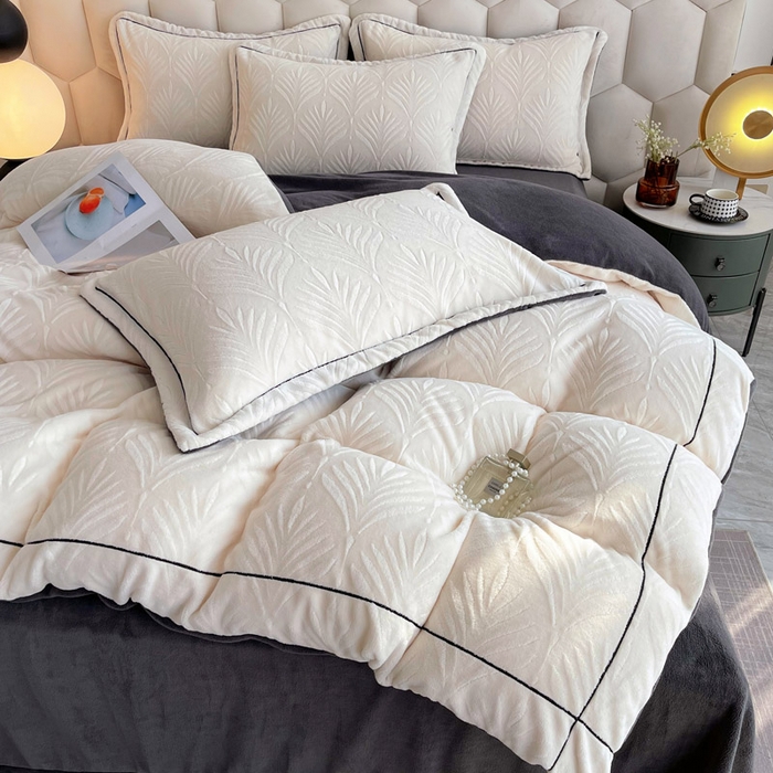 91家纺网 家纺一手货源 找家纺 （总）慕希家纺 2025新款高克重牛奶绒雕花四件套-秘境