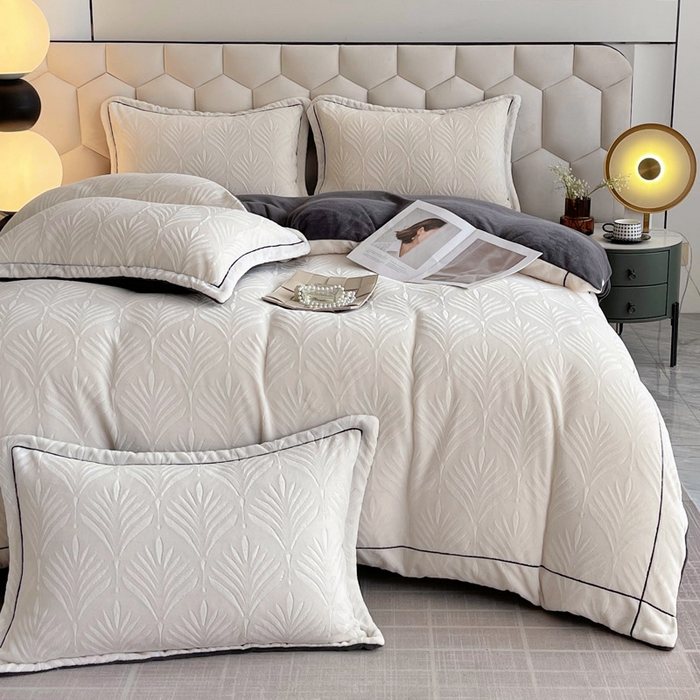 慕希家纺 2025新款高克重牛奶绒雕花四件套-秘境 秘境-奶油白