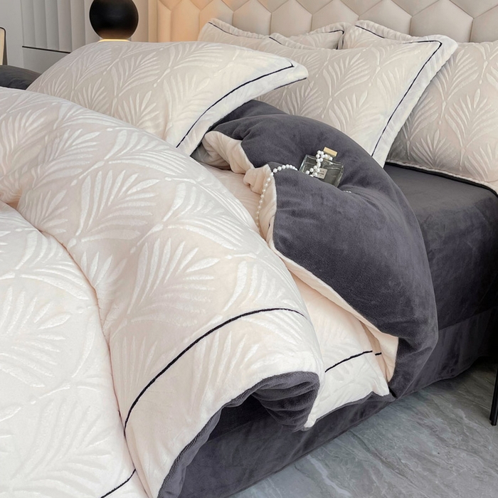 91家纺网 家纺一手货源 找家纺 慕希家纺 2025新款高克重牛奶绒雕花四件套-秘境 秘境-奶油白