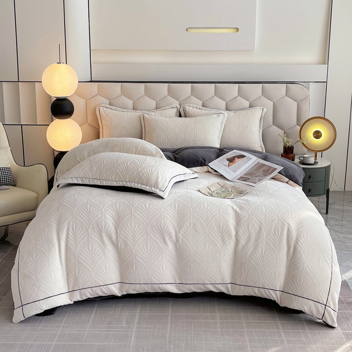 91家纺网 家纺一手货源 找家纺 慕希家纺 2025新款高克重牛奶绒雕花四件套-秘境 秘境-奶油白