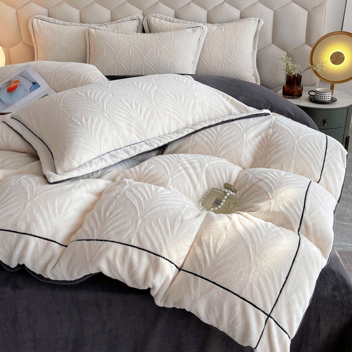 91家纺网 家纺一手货源 找家纺 慕希家纺 2025新款高克重牛奶绒雕花四件套-秘境 秘境-奶油白