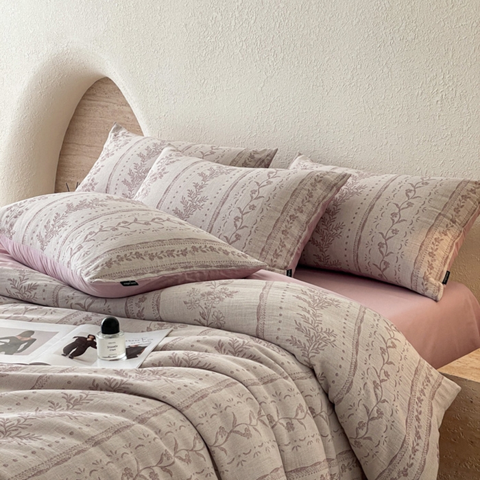 91家纺网 家纺一手货源 找家纺 小叮当家纺仓储工厂店 2025新款秋冬(买家秀 不断货)A类亲肤全棉纯棉色织水洗三层纱提花纯棉四件套 浪漫花韵-棕