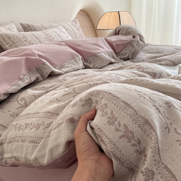 91家纺网 家纺一手货源 找家纺 小叮当家纺仓储工厂店 2025新款秋冬(买家秀 不断货)A类亲肤全棉纯棉色织水洗三层纱提花纯棉四件套 浪漫花韵-棕