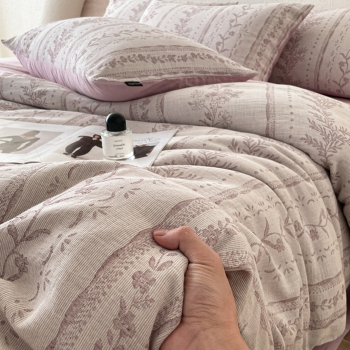 91家纺网 家纺一手货源 找家纺 小叮当家纺仓储工厂店 2025新款秋冬(买家秀 不断货)A类亲肤全棉纯棉色织水洗三层纱提花纯棉四件套 浪漫花韵-棕