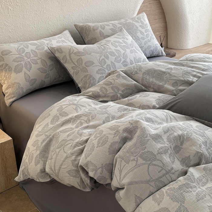 91家纺网 家纺一手货源 找家纺 小叮当家纺仓储工厂店 2025新款秋冬(买家秀 不断货)A类亲肤全棉纯棉色织水洗三层纱提花纯棉四件套 望月-灰