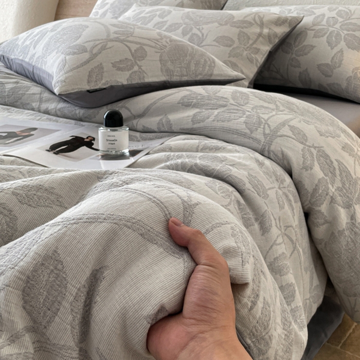 91家纺网 家纺一手货源 找家纺 小叮当家纺仓储工厂店 2025新款秋冬(买家秀 不断货)A类亲肤全棉纯棉色织水洗三层纱提花纯棉四件套 望月-灰