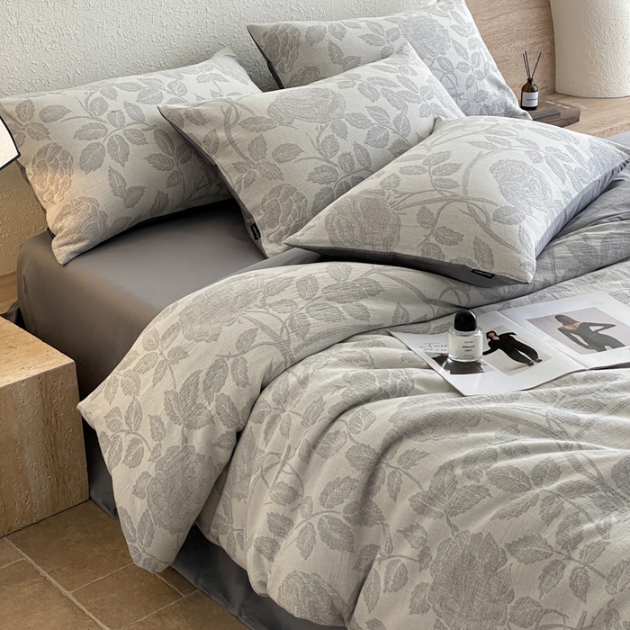 91家纺网 家纺一手货源 找家纺 小叮当家纺仓储工厂店 2025新款秋冬(买家秀 不断货)A类亲肤全棉纯棉色织水洗三层纱提花纯棉四件套 望月-灰