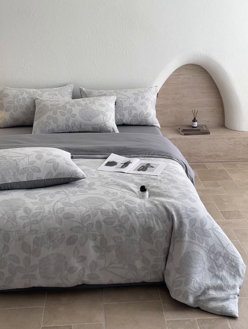 91家纺网 家纺一手货源 找家纺 小叮当家纺仓储工厂店 2025新款秋冬(买家秀 不断货)A类亲肤全棉纯棉色织水洗三层纱提花纯棉四件套 望月-灰