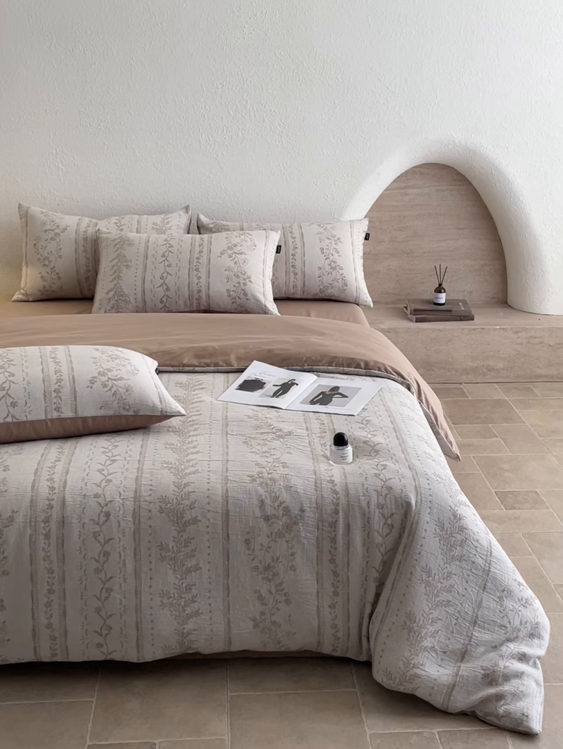 91家纺网 家纺一手货源 找家纺 小叮当家纺仓储工厂店 2025新款秋冬(买家秀 不断货)A类亲肤全棉纯棉色织水洗三层纱提花纯棉四件套 浪漫花韵-咖