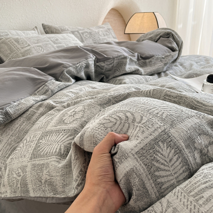 91家纺网 家纺一手货源 找家纺 小叮当家纺仓储工厂店 2025新款秋冬(买家秀 不断货)A类亲肤全棉纯棉色织水洗三层纱提花纯棉四件套 棕榈韵致-灰