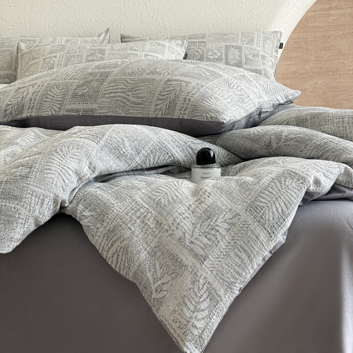 91家纺网 家纺一手货源 找家纺 小叮当家纺仓储工厂店 2025新款秋冬(买家秀 不断货)A类亲肤全棉纯棉色织水洗三层纱提花纯棉四件套 棕榈韵致-灰