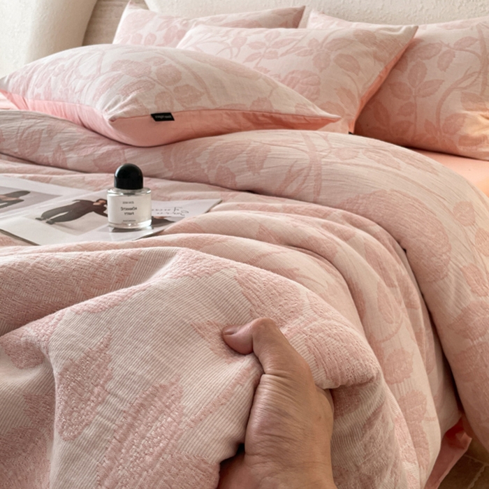 91家纺网 家纺一手货源 找家纺 小叮当家纺仓储工厂店 2025新款秋冬(买家秀 不断货)A类亲肤全棉纯棉色织水洗三层纱提花纯棉四件套 望月-粉