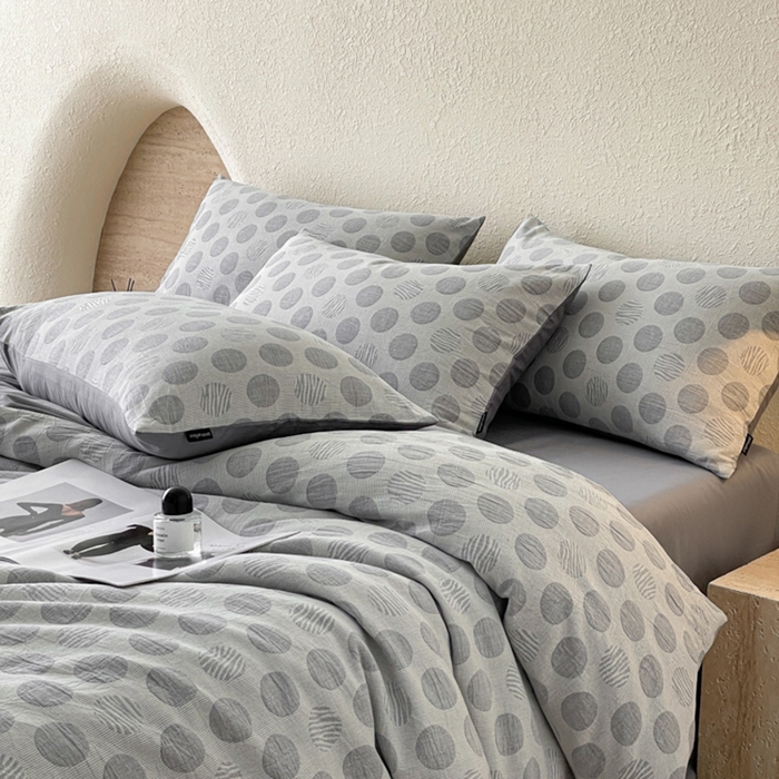 91家纺网 家纺一手货源 找家纺 小叮当家纺仓储工厂店 2025新款秋冬(买家秀 不断货)A类亲肤全棉纯棉色织水洗三层纱提花纯棉四件套 波妞-灰